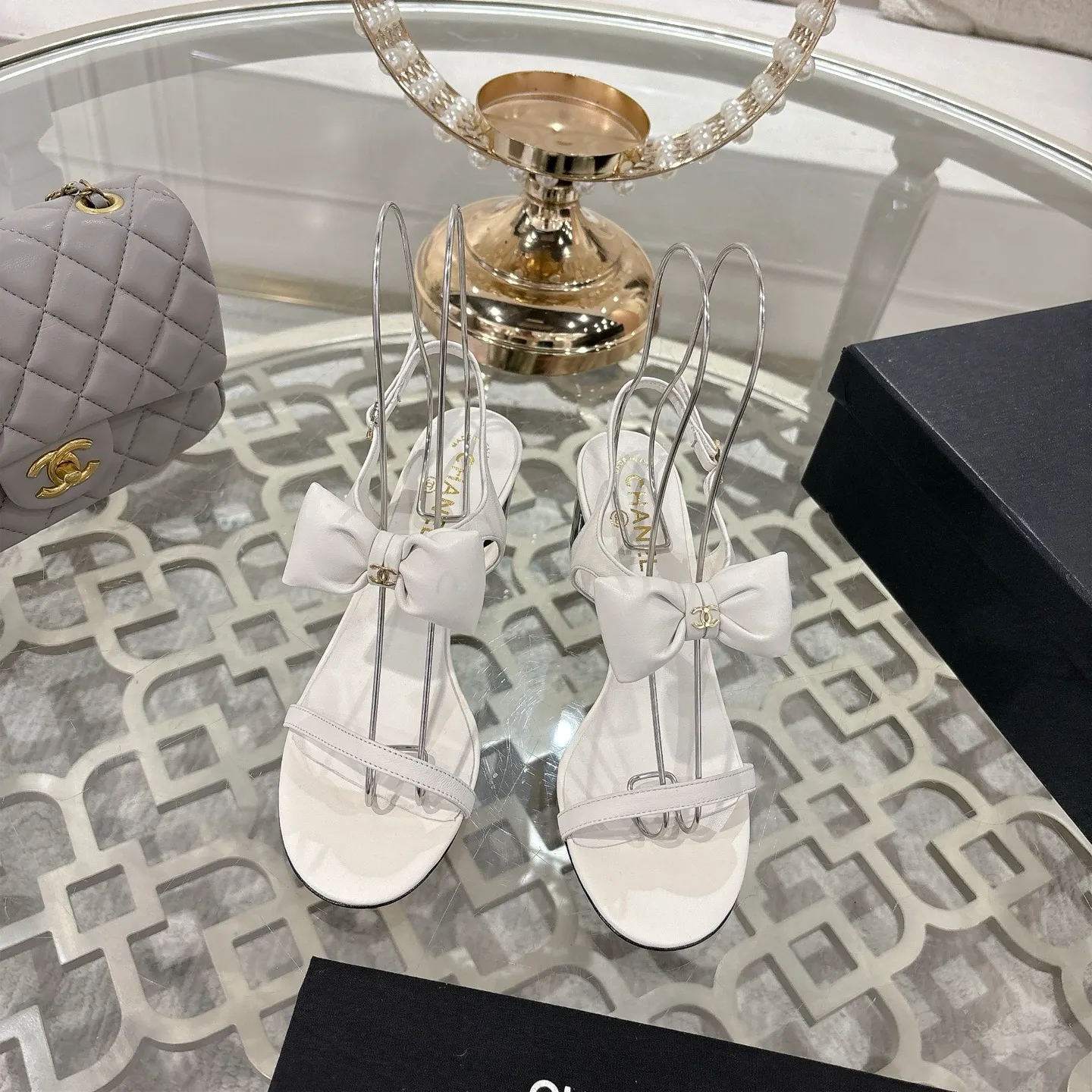 👟👟Ex-factory price 560👟👟 CHANEL 25ss spring and summer new counter top double C bow sandals. This classic design; bow with double C embellishment, playful and elegant, multiple color matching elements... Diversified mix and match is very beautiful and versatile, very light and comfortable on the feet, super delicate and elegant... ꫛꫀꪝ Go➫ Material: Upper: Original customized imported sheepskin Inner: Original custom-made sheepskin lining Outsole: Original custom-made Italian through-dyed genuine leather outsole Size: 35–40 (40 and 41 are custom-made and cannot be returned or exchanged)
